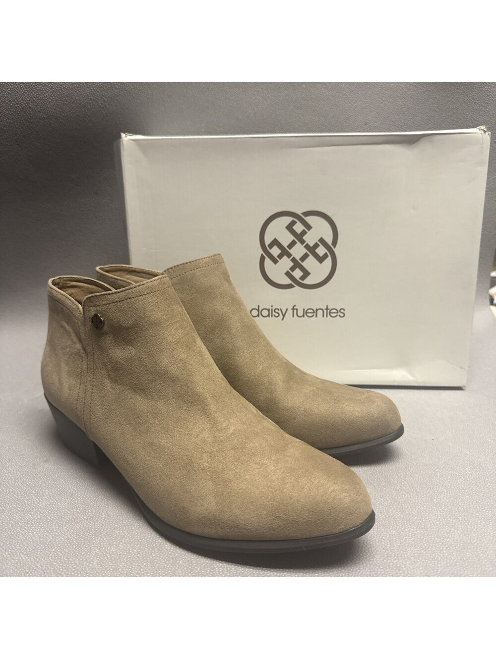 Daisy Fuentes Ankle Boots Women’s Size 9.5 M Sand Side Zip Faux Suede Willie